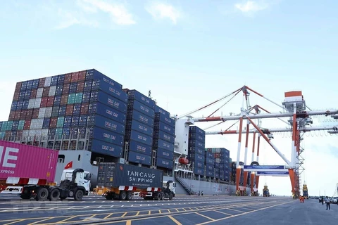 Hoạt động bốc xếp hàng hóa tại Cảng Container quốc tế Hải Phòng. (Nguồn: TTXVN)