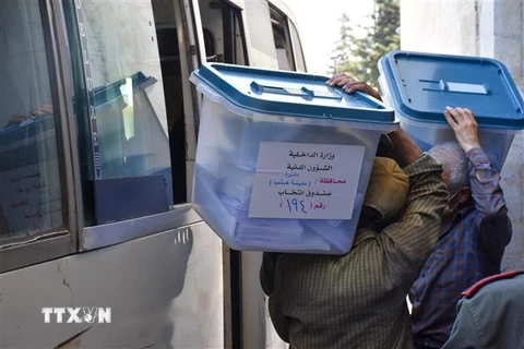 Các hòm phiếu phục vụ cho cuộc bầu cử Quốc hội được giao cho cảnh sát chuyển tới các điểm bỏ phiếu ở thành phố Aleppo, Syria ngày 18/7/2020. (Ảnh: AFP/TTXVN)