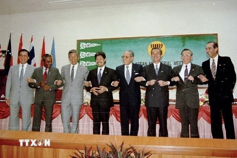 Bộ trưởng Ngoại giao Nguyễn Mạnh Cầm (thứ hai, từ phải sang), Tổng Thư ký ASEAN và các Bộ trưởng Ngoại giao ASEAN tại cuộc họp kết nạp Việt Nam trở thành thành viên chính thức thứ bảy của ASEAN, ngày 28/7/1995, tại Thủ đô Bandar Seri Begawan (Brunei). (Ản