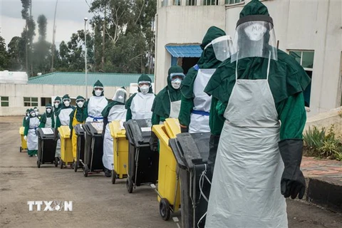 Nhân viên vệ sinh làm việc tại khu vực cách ly điều trị cho bệnh nhân nhiễm COVID-19 tại bệnh viện ở Addis Ababa, Ethiopia, ngày 17/7/2020. (Ảnh: AFP/TTXVN)
