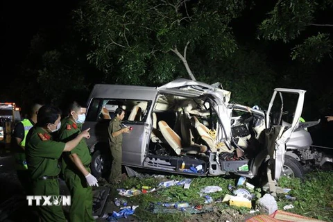 Các lực lượng khám nghiệm hiện trường, điều tra nguyên nhân vụ tai nạn. (Ảnh: Nguyễn Thanh/TTXVN)