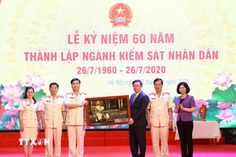 Bí thư Thành ủy Hà Nội Vương Đình Huệ tặng bức ảnh Chủ tịch Hồ Chí Minh cho Viện Kiểm sát Nhân dân thành phố Hà Nội. (Ảnh: Văn Điệp/TTXVN)