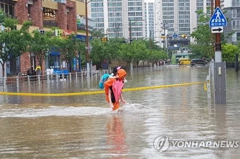 Một con đường bị ngập do mưa lớn ở Busan. (Nguồn: Yonhap)