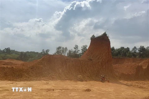 Tan hoang cả vùng đồi bị khai thác đất trái phép ở thôn Quy Mông, xã Phú Sơn (Ba Vì, Hà Nội). (Ảnh: Nguyễn Thắng/TTXVN)