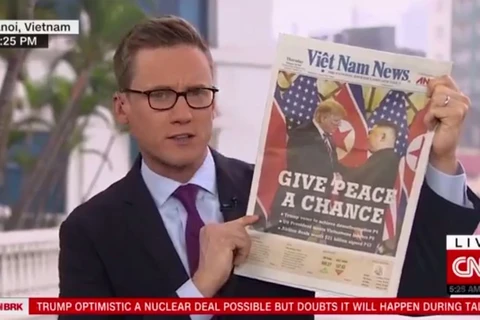 Báo Việt Nam News số ngày 28/2 xuất hiện trong chương trình tin tức buổi sáng của đài CNN
