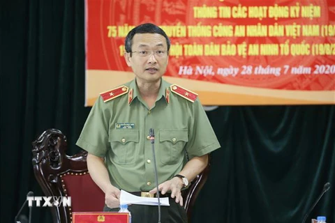 Thiếu tướng Nguyễn Ngọc Toàn, Cục trưởng Cục Công tác Đảng và Công tác Chính trị thông tin về các hoạt động Kỷ niệm. (Ảnh: Doãn Tấn/TTXVN)