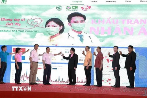 Ra mắt trang thông tin Dự án 'Khẩu trang nhân ái,' trao tặng cho Việt Nam 8 triệu chiếc khẩu trang y tế để phòng chống dịch COVID-19. (Ảnh: Nguyên Linh/TTXVN)