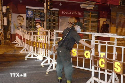 Lực lượng chức năng lập hàng rào phong tỏa và chốt chặn khu vực bị cách ly ở Đà Nẵng. (Ảnh: Quốc Dũng/TTXVN)