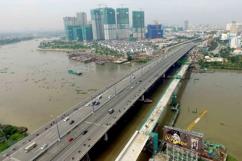 Cầu vượt đường sắt đô thị tuyến metro số 1 sông Sài Gòn. (Ảnh: An Hiếu/TTXVN)