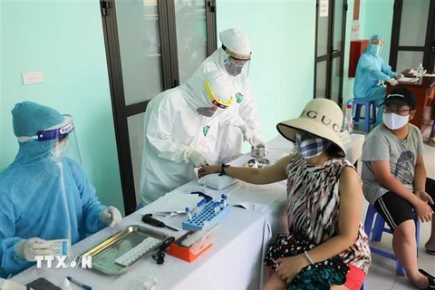 Lấy mẫu máu để xét nghiệm nhanh cho người dân tại Trạm Y tế phường Dịch Vọng, quận Cầu Giấy, Hà Nội. (Ảnh: Thanh Tùng/TTXVN)