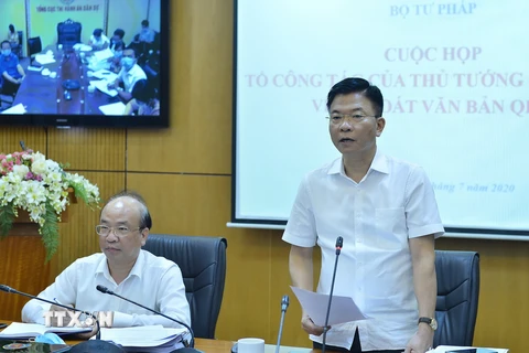  Bộ trưởng Bộ Tư pháp Lê Thành Long, Tổ trưởng Tổ công tác chủ trì cuộc họp. (Ảnh: Dương Giang/TTXVN)