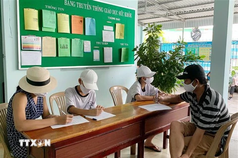 Người dân trở về từ Đà Nẵng đến khai báo y tế tại Trung tâm Y tế quận Thủ Đức. (Ảnh: Đinh Hằng/TTXVN)