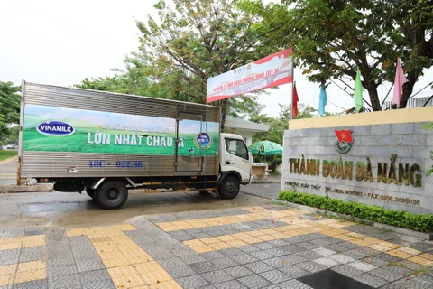 Vào sáng 31/7, những chuyến xe của Vinamilk đã chuyển các sản phẩm đến điểm tiếp nhận tại Đà Nẵng. (Nguồn: Vietnam+)
