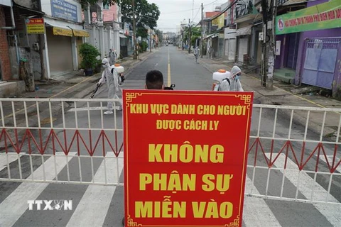 Phong tỏa tuyến đường Hồ Văn Đại để phòng chống dịch COVID-19 lan rộng. (Ảnh: Lê Xuân/TTXVN)