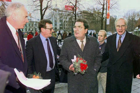 Ông John Hume (thứ hai từ phải sang) và chính trị gia Bắc Ireland David Trimble (thứ hai từ trái sang) ở Oslo năm 1998. (Nguồn: AP)