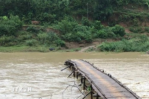 Mưa lớn khiến cầu tạm ở xã Trung Tiến, huyện vùng biên Quan Sơn, Thanh Hóa bị cuốn trôi một phần. (Ảnh: TTXVN)