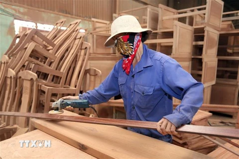 Sản xuất gỗ ghép thanh. (Nguồn: TTXVN)
