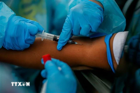 Nhân viên y tế lấy mẫu dịch xét nghiệm COVID-19 cho người dân ở Philippines ngày 15/7/2020. (Ảnh: THX/TTXVN)