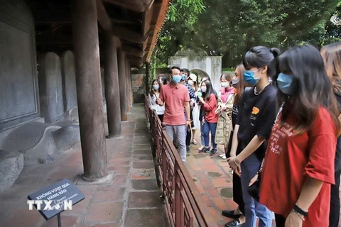 Di tích lịch sử Văn Miếu-Quốc Tử Giám mở cửa trở lại, thu hút nhiều du khách đến tham quan. (Ảnh: Thành Đạt/TTXVN)