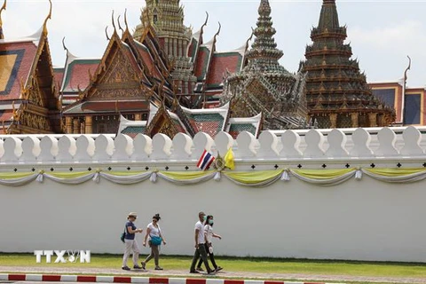 Du khách tham quan bên ngoài Hoàng cung Thái Lan ở Bangkok. (Ảnh: THX/TTXVN)