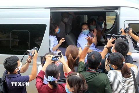Tiễn đoàn bác sỹ và điều dưỡng của thành phố Hải Phòng lên đường đến hỗ trợ thành phố Đà Nẵng trong công tác phòng chống dịch COVID-19. (Ảnh: An Đăng/TTXVN)