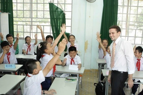 Giờ học tiếng Anh của Trường THCS Hùng Vương, Đồng Nai, với giảng viên người nước ngoài. (Ảnh minh họa: Minh Quyết/TTXVN)