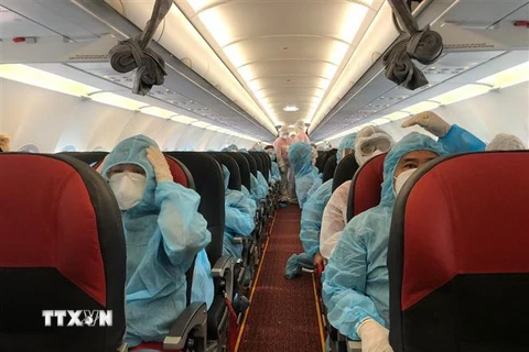 Công dân Việt Nam trên máy bay về nước. (Ảnh: TTXVN)