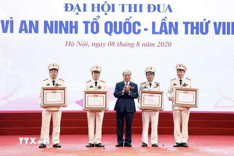 Thủ tướng Nguyễn Xuân Phúc, Chủ tịch Hội đồng Thi đua-Khen thưởng Trung ương trao tặng Danh hiệu Chiến sỹ thi đua toàn quốc cho các cá nhân. (Ảnh: Thống Nhất/TTXVN)