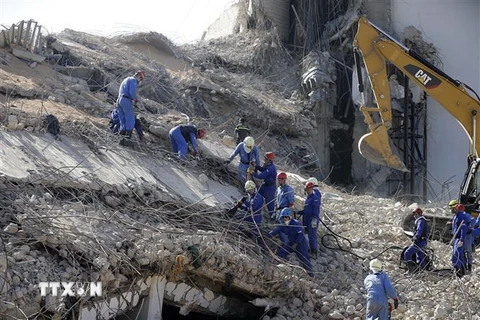  Nhân viên cứu hộ đến từ Nga tìm kiếm nạn nhân dưới đống đổ nát sau vụ nổ ở Beirut, Liban, ngày 7/8/2020. (Ảnh: AFP/TTXVN)
