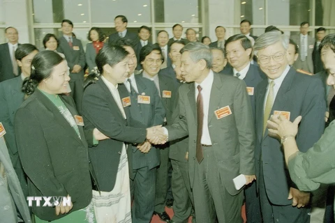 Tổng Bí thư Lê Khả Phiêu nói chuyện với các đại biểu dự Đại hội đại biểu Đảng bộ thành phố Hà Nội lần thứ XIII, nhiệm kỳ 2000-2005. (Ảnh: Cao Phong/TTXVN)