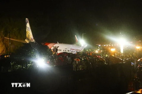 Hiện trường vụ tai nạn máy bay chở khách ở sân bay quốc tế Calicut (Kozhikode) thuộc bang Kerala, Ấn Độ ngày 7/8/2020. (Ảnh: THX/TTXVN)