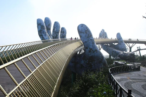 Cầu Vàng trong khu du lịch Bà Nà Hills (Đà Nẵng). (Ảnh: Trần Lê Lâm/TTXVN)