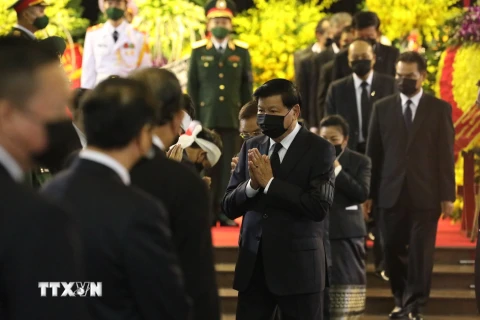 Thủ tướng CHDCND Lào Thongloun Sisoulith chia buồn cùng gia đình nguyên Tổng Bí thư Lê Khả Phiêu. (Ảnh: TTXVN)