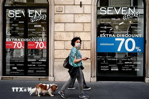 Người dân đeo khẩu trang phòng lây nhiễm COVID-19 tại một trung tâm mua sắm ở Rome, Italy. (Ảnh: AFP/TTXVN)