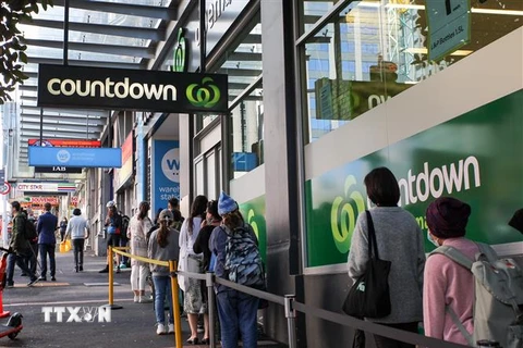 Người dân xếp hàng thực hiện giãn cách xã hội trước khi vào một siêu thị ở Auckland, New Zealand, ngày 12/8/2020. (Ảnh: THX/TTXVN)