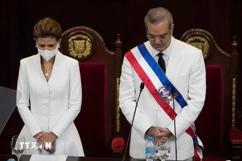 Tổng thống đắc cử của Cộng hòa Dominicana, ông Luis Rodolfo Abinader (phải) và Phó Tổng thống Raquel Pena tại lễ tuyên thệ nhậm chức ở thủ đô Santo Domingo, ngày 16/8/2020. (Ảnh: AFP/TTXVN)
