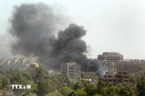 Khói bốc lên sau một vụ tấn công ở vùng Xanh của thủ đô Baghdad, Iraq. (Ảnh: AFP/TTXVN)