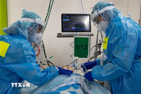 Nhân viên y tế Israel tập huấn điều trị cho bệnh nhân nhiễm COVID-19 tại bệnh viện ở Haifa, Israel. (Ảnh: THX/TTXVN)