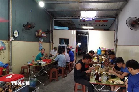Cửa hàng ăn uống Sánh Vổ quán tại thời điểm kiểm tra vẫn có đông người ăn. (Ảnh: TTXVN)