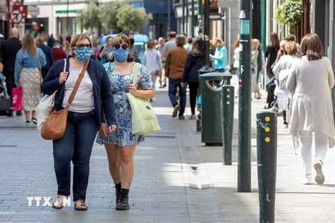 Người dân đeo khẩu trang phòng lây nhiễm COVID-19 tại Dublin, Ireland, ngày 8/6/2020. (Ảnh: AFP/TTXVN)