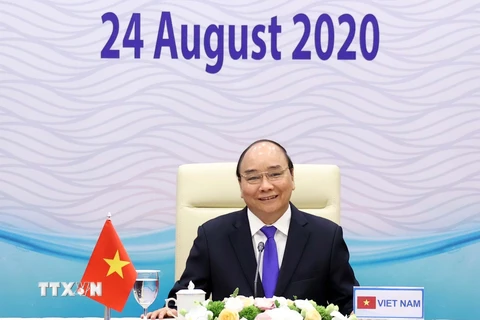 Thủ tướng Nguyễn Xuân Phúc, Chủ tịch ASEAN 2020 dự trực tuyến tại điểm cầu Hà Nội. (Ảnh: Thống Nhất/TTXVN)