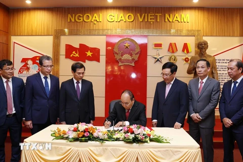 Thủ tướng Nguyễn Xuân Phúc thăm và ghi lưu bút tại Nhà truyền thống của ngành Ngoại giao. (Ảnh: Thống Nhất/TTXVN)