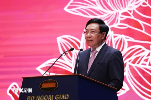 Phó Thủ tướng, Bộ trưởng Bộ Ngoại giao Phạm Bình Minh đọc diễn văn về truyền thống lịch sử 75 năm ngành Ngoại giao và phong trào thi đua yêu nước của Bộ Ngoại giao giai đoạn 2016-2020, định hướng 2020-2025. (Ảnh: Lâm Khánh/TTXVN)