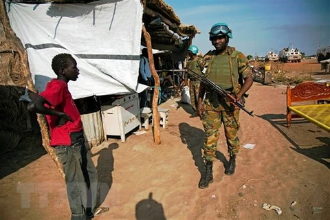Lực lượng gìn giữ hòa bình Liên hợp quốc tuần tra tại thị trấn Abyei, Sudan. (Ảnh: AFP/TTXVN)