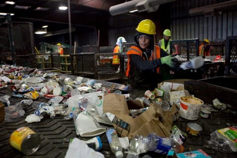Công nhân tại một nhà máy xử lý rác thải ở Trung Quốc. (Nguồn: Getty Images)