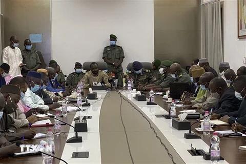 Đại tá quân đội Mali Assimi Goita (giữa, trái), tự xưng là 'Chủ tịch Ủy ban cứu quốc của nhân dân' (CSNP), trong cuộc họp báo tại Bamako sau cuộc binh biến, ngày 19/8/2020. (Ảnh: AFP/TTXVN)
