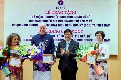 Bộ Y tế tổ chức lễ trao Kỷ niệm chương 'Vì sức khỏe nhân dân' cho các chuyên gia nước ngoài tại Việt Nam. (Ảnh: PV/Vietnam+)