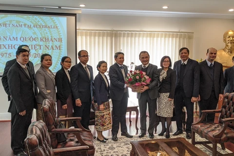 Đoàn Đại sứ quán Lào tại Australia chúc mừng 75 năm Quốc khánh Việt Nam. (Nguồn: Đại sứ quán Việt Nam tại Australia)