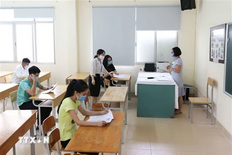 Thí sinh thi tốt nghiệp THPT 2020 đợt 2 làm thủ tục dự thi tại điểm thi Trường THPT Việt-Đức (quận Hoàn Kiếm, Hà Nội). (Ảnh: Thanh Tùng/TTXVN)