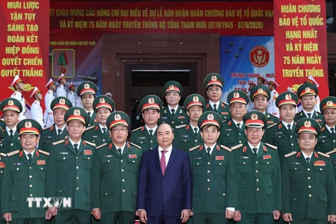 Thủ tướng Nguyễn Xuân Phúc chụp ảnh chung với lãnh đạo Bộ Quốc phòng, Bộ Tổng tham mưu Quân đội Nhân dân Việt Nam. (Ảnh: Thống Nhất/TTXVN)